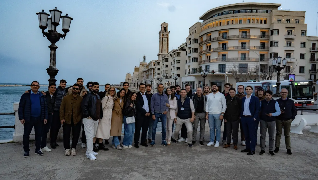 I partecipanti al Mastermind sul lungomare di Bari, al tramonto